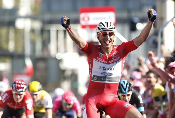 Немецкий велогонщик команды Etixx — Quick Step Марсель Киттель на финише третьего этапа Джиро д'Италия