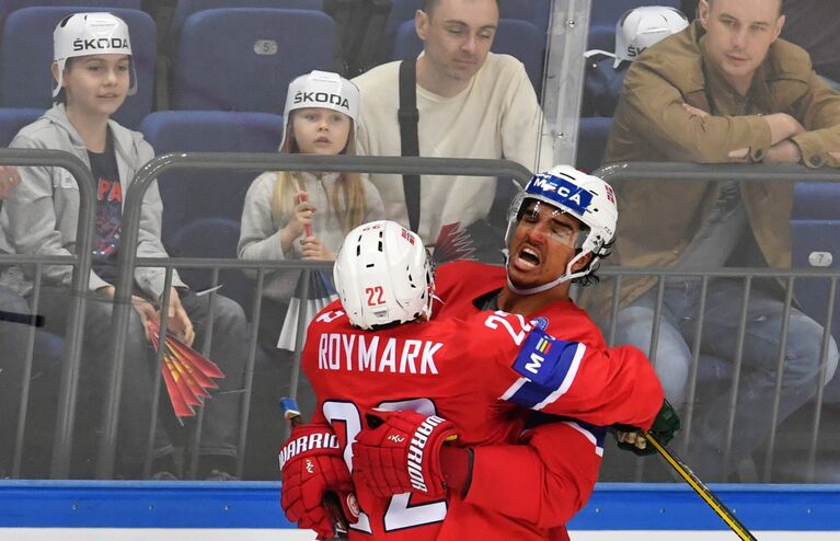 Хоккеисты сборной Норвегии Мартин Рёймарк (слева) и Андреас Мартинсен