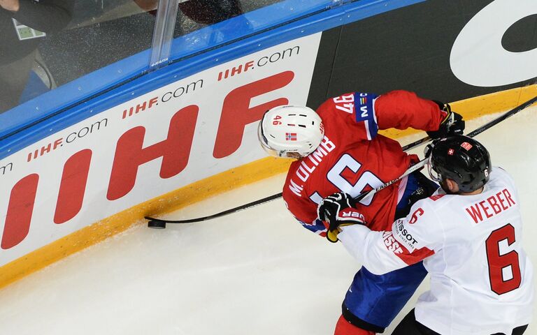 Форвард сборной Норвегии Матис Олимб (слева) и защитник сборной Швейцарии Янник Вебер