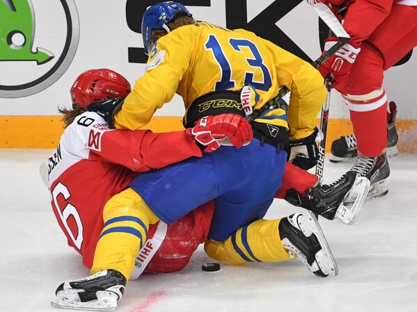 Игровой момент матча Швеция - Дания