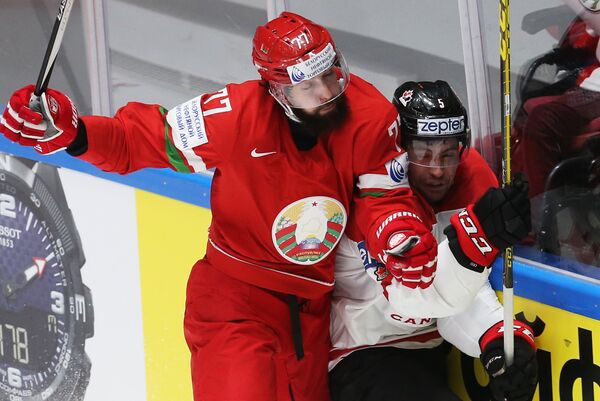 Нападающий сборной Белоруссии Александр Китаров (слева) и защитник сборной Канады Коди Сеси