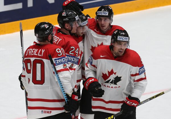 Игроки сборной Канады радуются забитой шайбе