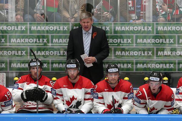 Главный тренер сборной Канады Билл Питерс (в центре на втором плане)