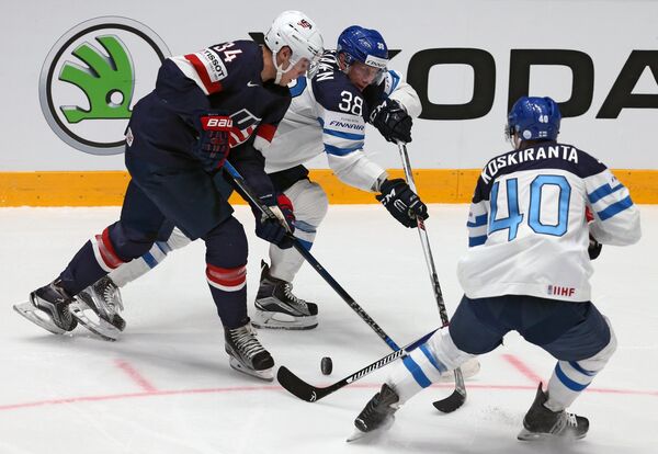 Игроки сборной Финляндии Ярно Коскиранта и Юусо Хиетанен и форвард сборной США Остон Мэттьюс (справа налево)