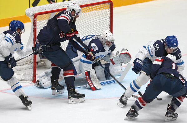 Игровой момент матча группового этапа чемпионата мира по хоккею Финляндия - США