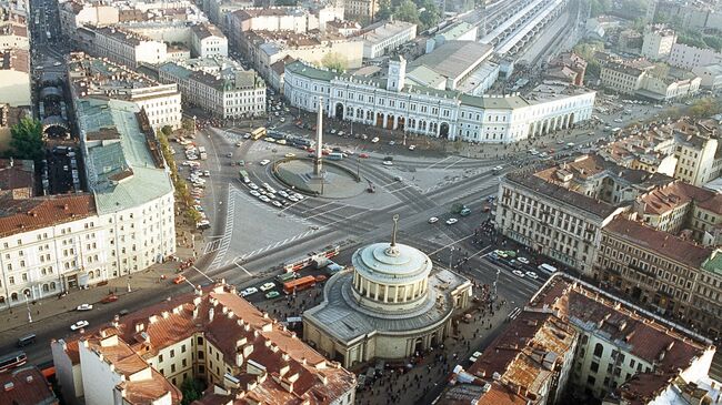 Вид на Площадь Восстания в Санкт-Петербурге с вертолета. Справа - Московский вокзал, слева - гостиница Октябрьская. На первом плане - павильон метро Площадь Восстания. В центре - обелиск Городу-герою Ленинграду, архив 1995 год