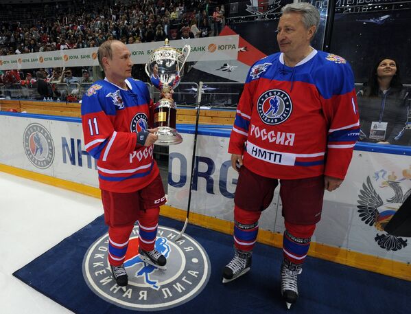 Президент России Владимир Путин (слева) и президент Ночной Хоккейной Лиги Александр Якушев