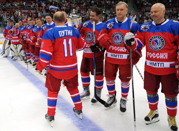 Президент России Владимир Путин (слева на первом плане)
