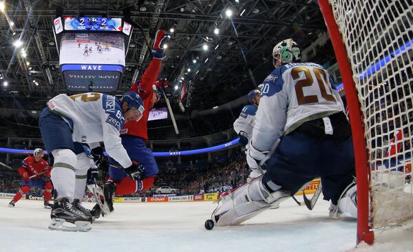 Игровой момент матча группового этапа чемпионата мира по хоккею Казахстан - Норвегия