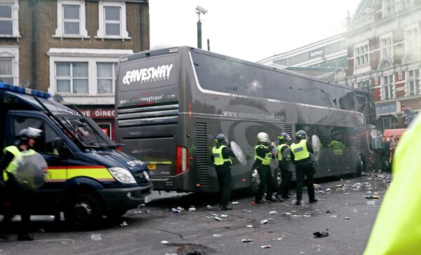 Автобус с футболистами Манчестер Юнайтед, который болельщики Вест Хэма закидали бутылками