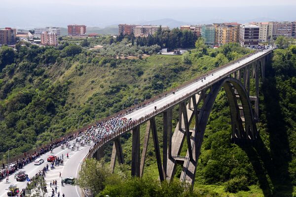 Велогонщики преодолевают мост на 4-м этапе Джиро Д'Италия-2016