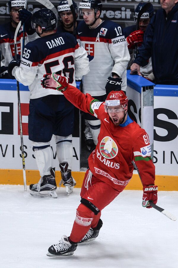 Нападающий сборной Белоруссии Андрей Степанов радуется победе