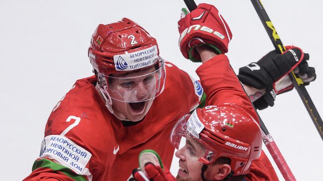 Хоккеисты сборной Белоруссии Кирилл Готовец (слева) и Андрей Степанов радуются победе