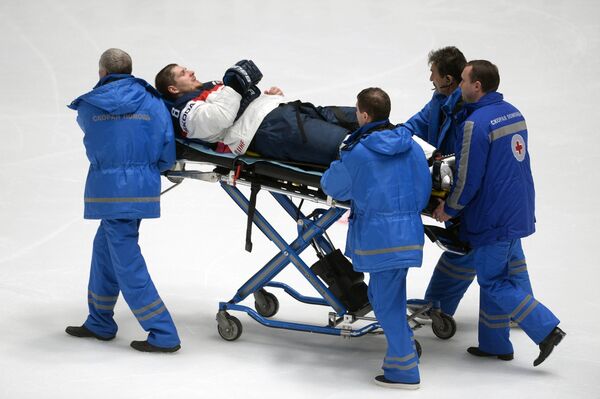 Медики увозят травмированного защитника сборной Словакии Михала Серсена (в центре)