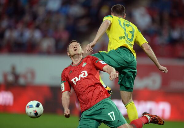 Защитник Локомотива Тарас Михалик (слева) и защитник Кубани Роман Бугаев