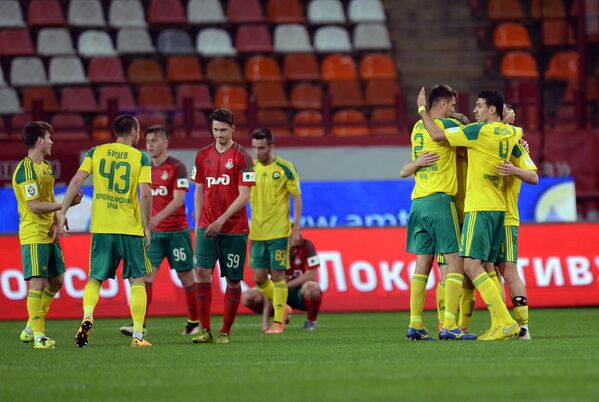 Футболисты Кубани радуются победе в матче против Локомотива