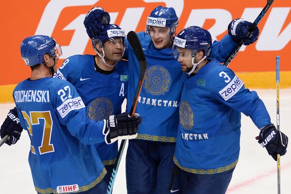 Хоккеисты сборной Казахстана радуются заброшенной шайбе