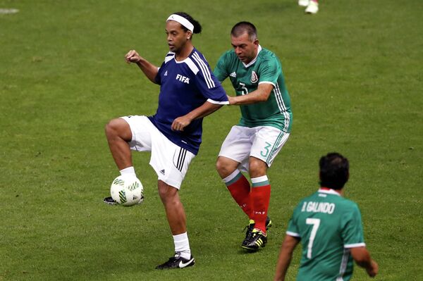 Форвард сборной звезд ФИФА Роналдиньо (слева) и защитник сборной звезд Мексики Хуан де Диос Рамирес