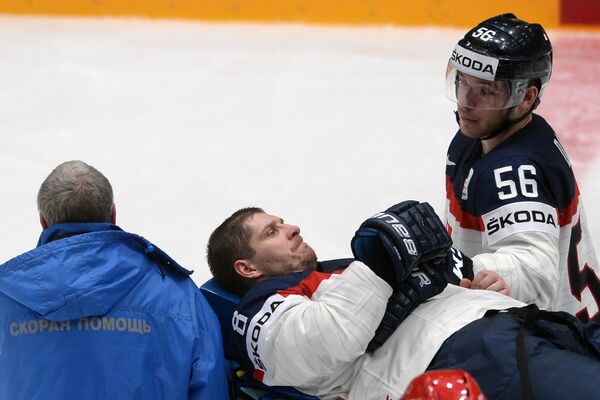 Медики увозят травмированного игрока сборной Словакии Михала Серсена (в центре)