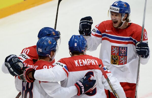Хоккеисты сборной Чехии радуются забитой шайбе