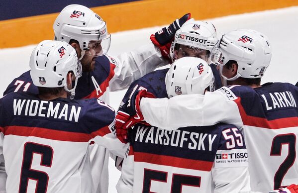 Хоккеисты сборной США радуются заброшенной шайбе