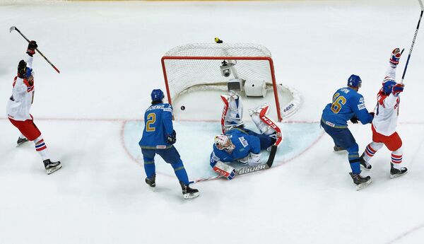 Игровой момент матча чемпионата мира по хоккею Чехия - Казахстан