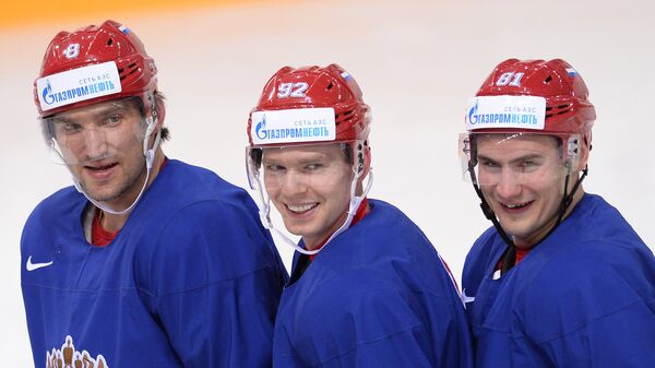 Хоккеисты сборной России Александр Овечкин, Евгений Кузнецов и Дмитрий Орлов (слева направо) во время тренировки