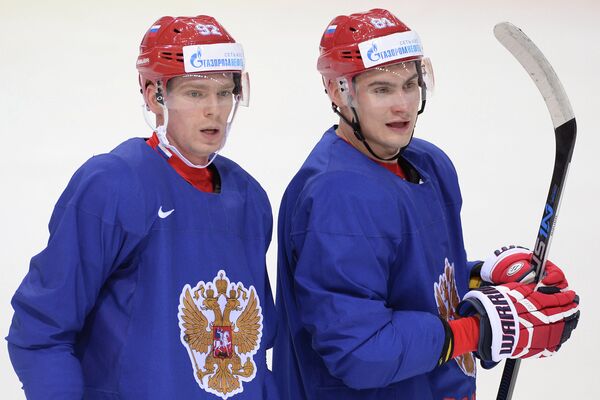 Нападающий сборной России по хоккею Евгений Кузнецов (слева) и защитник Дмитрий Орлов