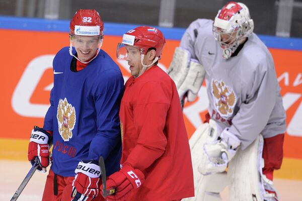 Нападающие сборной России по хоккею Евгений Кузнецов (слева) и Павел Дацюк