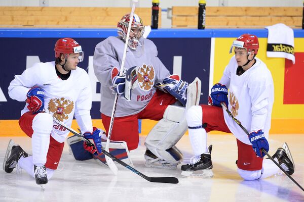 Нападающие сборной России по хоккею Евгений Дадонов (слева) и Вадим Шипачев (справа) и вратарь сборной Илья Сорокин
