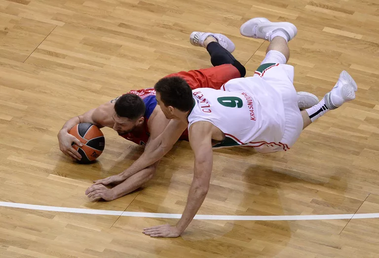 Форвард ПБК ЦСКА Никита Курбанов и форвард БК Локомотив-Кубань Виктор Клавер (справа) Форвард ПБК ЦСКА Никита Курбанов и форвард БК Локомотив-Кубань Виктор Клавер (справа)