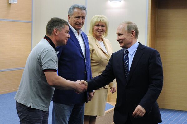 Президент России Владимир Путин (справа) во время встречи с победителями V Всероссийского фестиваля по хоккею среди любительских команд