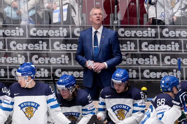 Главный тренер сборной Финляндии Кари Ялонен (в центре на втором плане)