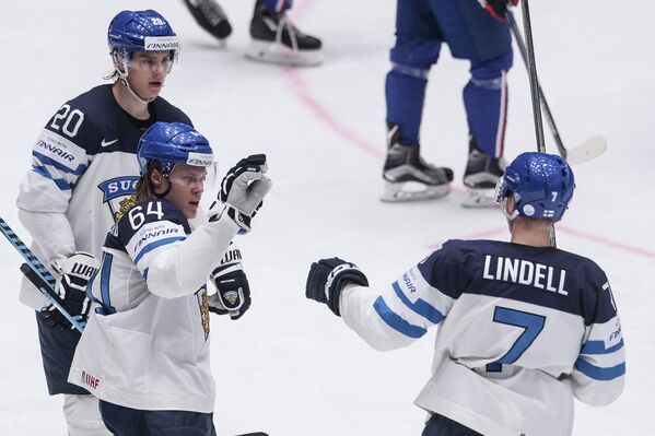Хоккеисты сборной Финляндии Себастьян Ахо, Микаэль Гранлунд и Эса Линделль (слева направо)