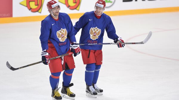 Форварды сборной России по хоккею Александр Овечкин (слева) и Евгений Кузнецов