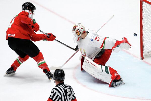 Игровой момент матча чемпионата мира по хоккею Венгрия - Белоруссия