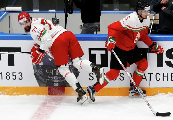 Игровой момент матча чемпионата мира по хоккею Венгрия - Белоруссия