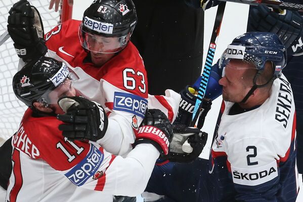 Защитник сборной Словакии Андрей Секера и хоккеисты сборной Канады Брэд Маршан и Брендан Галлахер (справа налево)