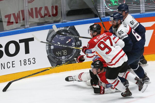 Игровой момент матча группового этапа чемпионата мира по хоккею Канада - Словакия