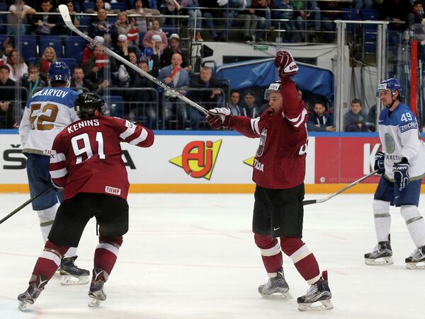 Хоккеисты сборной Латвии радуются заброшенной шайбе в ворота команды Казахстана