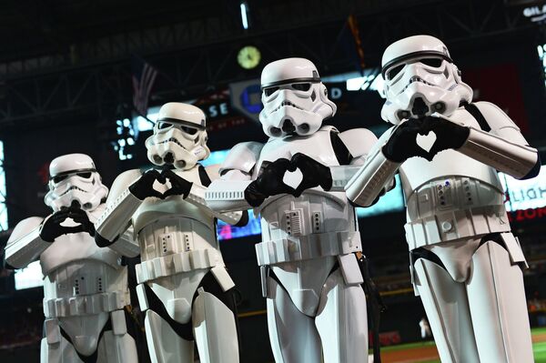 Болельщики в костюмах штурмовиков из Звездных войн на бейсбольном матче