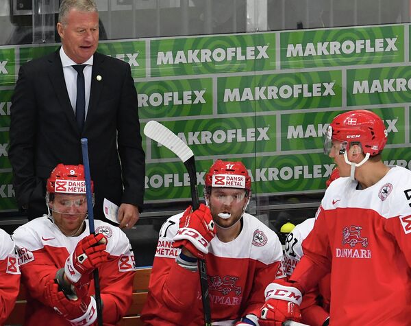 Главный тренер сборной Дании Янне Карлссон (слева на втором плане) и хоккеисты команды