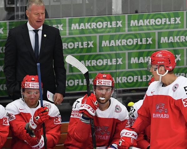 Главный тренер сборной Дании Ян Карлссон (слевана втором плане) и хоккеисты команды