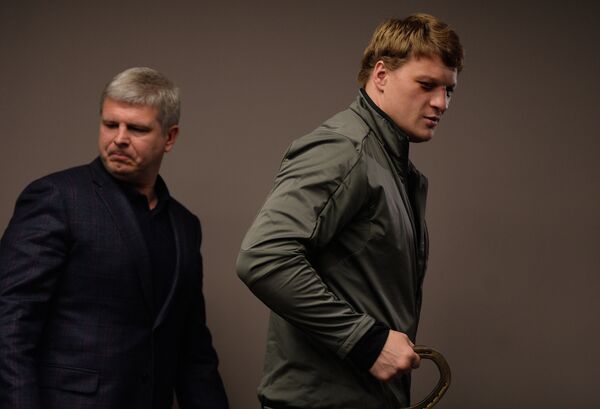 Андрей Рябинский (слева) и российский боксер Александр Поветкин