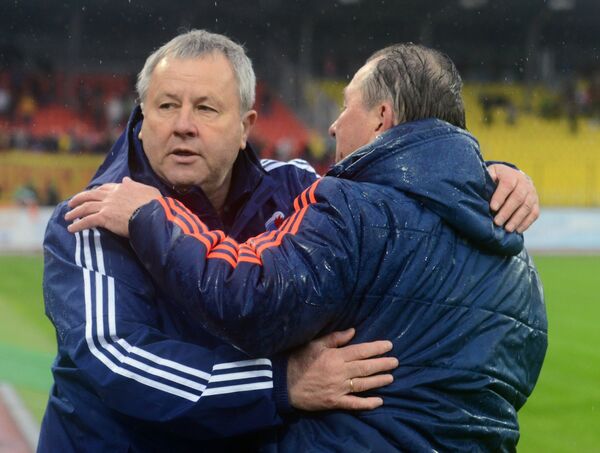 Главный тренер Факела Павел Гусев (слева) и главный тренер Арсенала Сергей Павлов