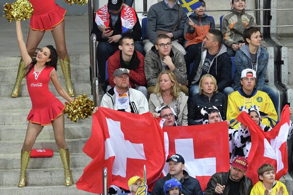Болельщики в матче чемпионата мира по хоккею Швейцария - Швеция