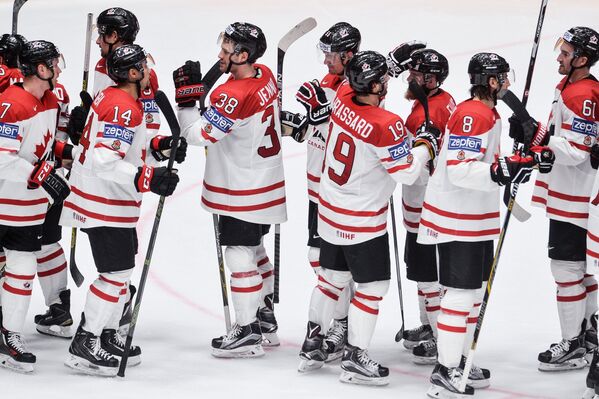Хоккеисты сборной Канады радуются победе