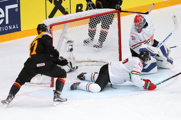 Форвард сборной Германии Филип Гогулла и хоккеисты сборной Венгрии Мартон Ваш, Миклош Райна (слева направо)