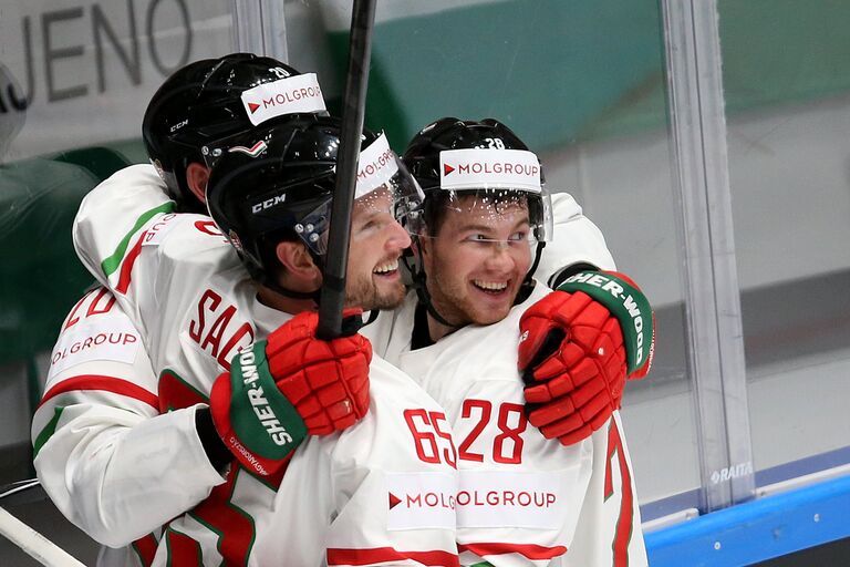 Хоккеисты сборной Венгрии Иштван Шофрон, Кэлвин Сэгерт и Иштван Барталиш (слева направо)