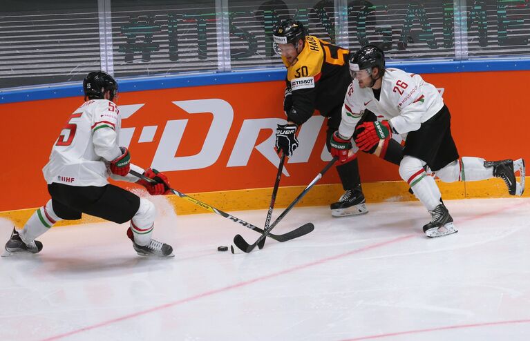 Форвард сборной Венгрии Эндрю Сарауэр, нападающий сборной Германии Патрик Хагер и защитник сборной Венгрии Кевин Уирс (слева направо)